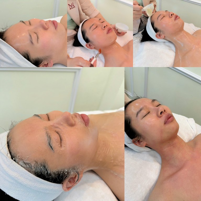 Khách hàng đang ủ Enzyme Masque tại Skinlab