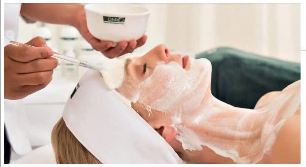 Kỹ thuật viên thoa lớp Enzyme Masque lên mặt khách hàng